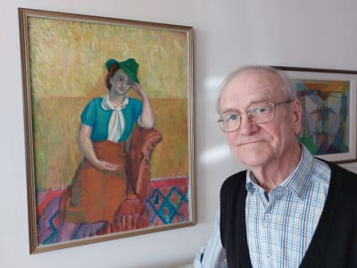 En äldre man står i sitt hem framför sin fars konstverk. Det föreställer hans mor, konstnärens fru. Hon sitter på en stol, klädd i en grön hatt och lutar sin arm mot stolens ryggstöd. 