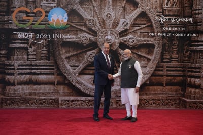 Indiens premiärminister Narendra Modi och Rysslands utrikesminister Sergei Lavrov på G20-toppmöte. 