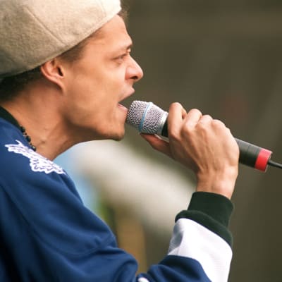 Bomfunk MC's:n Raymond Ebanks laulaa mikrofoniin