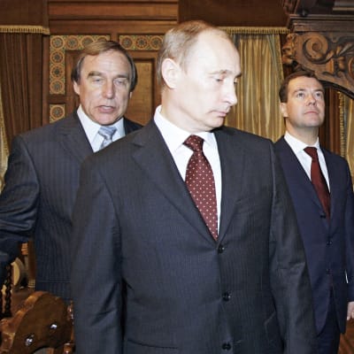 Sergei Roldugin, Vladimir Putin ja Dimitri Medvedev kuvattuna vuonna 2009.