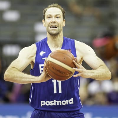 Petteri Koponen med en basketboll.