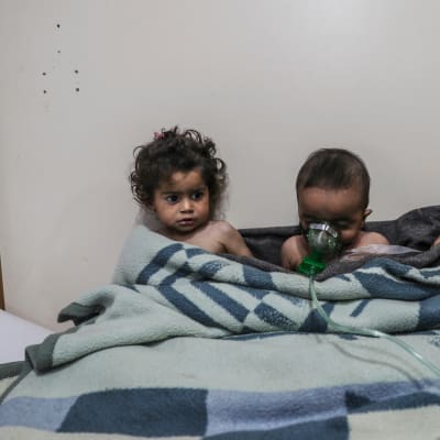 Lapsia sairaalahoidossa kaasuiskun jälkeen Itä-Ghoutassa, Syyriassa helmikuussa 2018.