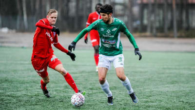 EIF:s tamás Gruborovics med bollen i fötterna.