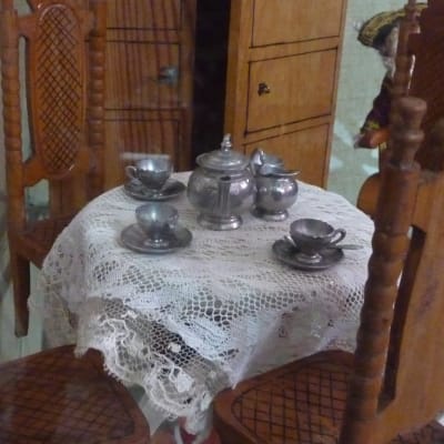 gamla kaffekoppar på ett bord med spetsduk