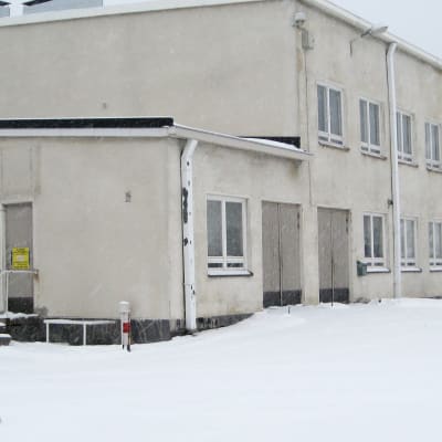 stationsbyggnad en snöig dag