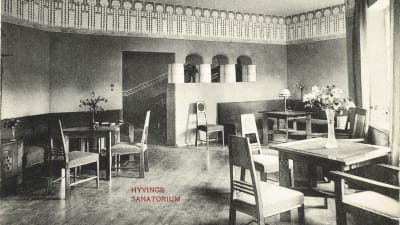 En sjukhussal från Hyvinge sanatorium med jugendmöbler.