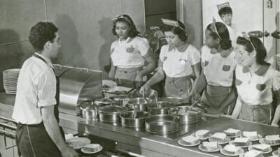 Förberedande av mat i en restaurang i USA. Food preparation and Service.