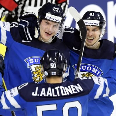 Joonas Kemppainen firar Finlands 2-0-mål tillsammans med Juhamatti Aaltonen och Antti Pihlström.