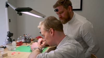 Urmakarna Eric Wikholm och Kari-Matti Ratsula studerar en klocka 
