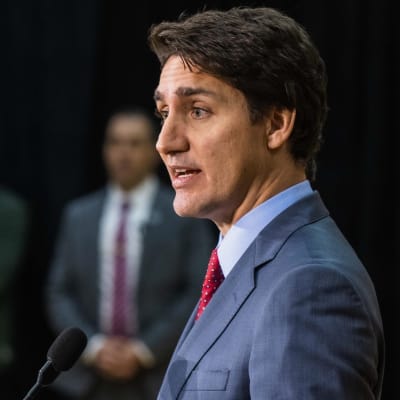 Justin Trudeau i profil i en talarstol.