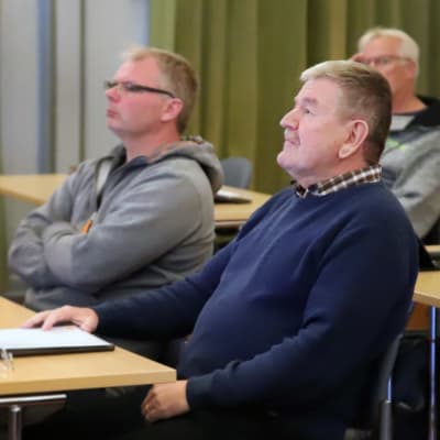 Valtuutettu Veikko Kotolahti istuu Sysmän valtuustossa.
