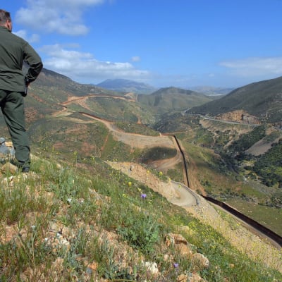 amerikansk gränsvakt vid gränsen till mexiko