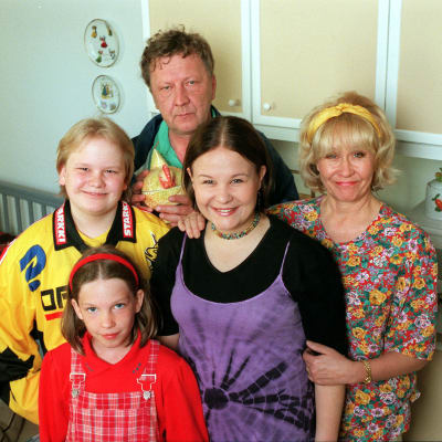 Onni (Sulevi Peltola), Anja (Eeva Litmanen), Outi (Karoliina Franck), Samuli (Janne Sutka) ja Tuuli Partanen (Siiri Sinnemäki) vuonna 1999.