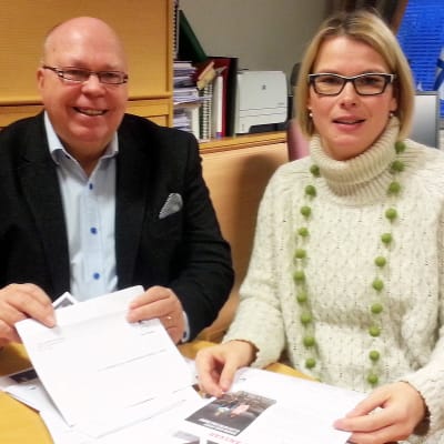 Tor-Erik Store och Johanna Backholm packar insamlingsbrev