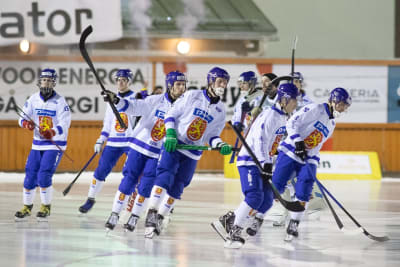 Suomen jääpallomaajoukkueen pelaajia kuvassa.