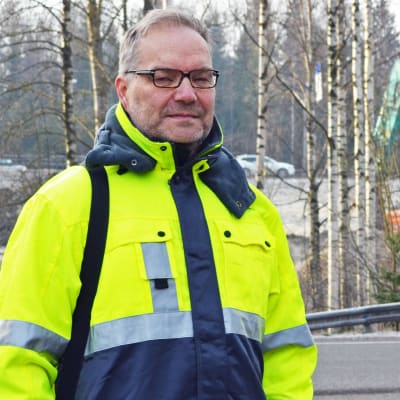 Trafikverkets Jarmo Nirhamo, projektchef för Ring I-reparationerna, vid byggarbetsplats.