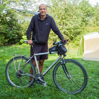 Florent Gouachon med sin långfärdscykel