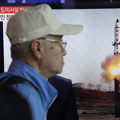 En sydkoreansk man tittar på en tv-sändning om det nordkoreanska missiltestet. 14.5.2017.