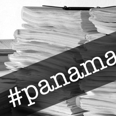 En hög papper och texten #panamapapers