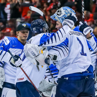 Finland firar segern över Kanada.