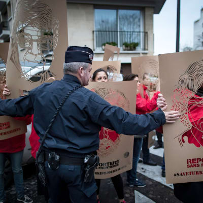 Mielenosoitus Pariisissa Turkin pidättämien toimittajien puolesta