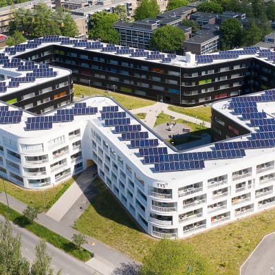 En bild av Aitiopaikka-byggnaden i studentbyn. Sedd från ovan.
