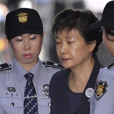 Sydkoreas avsatta president Park Geun-Hye dömdes till 24 års fängelse för tagande av muta och maktmissbruk 