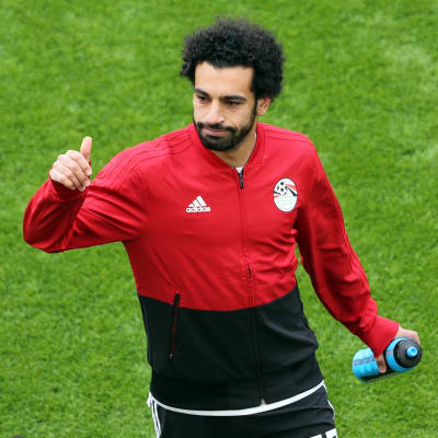 Mohamed Salah näyttää peukkua Egyptin verkkareissa.