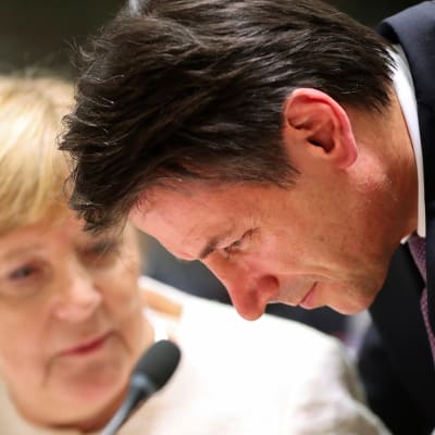 Italian pääministeri Giuseppe Conte ja Saksan liittokansleri Angela Merkel EU-huippukokouksessa Brysselissä torstaina.