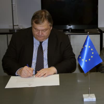 Grekiske finansministern Evangelos Venizelos och Jutta Urpilainen undertecknade avtalet i Bryssel 20.02.12