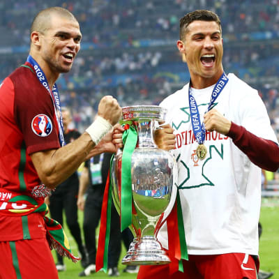 Pepe ja Cristiano Ronaldo juhlivat EM-kultaa