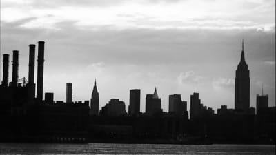 En svartvit bild av siluetten av New York.