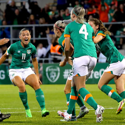 Irlands spelare firar efter mål.