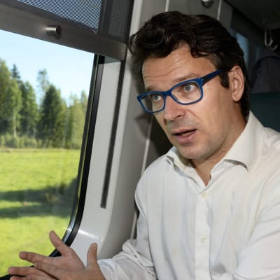 Vihreiden puheenjohtaja Ville Niinistö junassa matkalla Helsingistä Jyväskylään 18. elokuuta 2015.