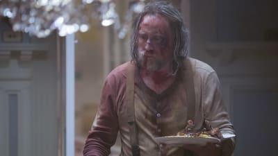 Rob (Nicolas Cage) kommer gående med en tallrik med mat. Han är blåslagen och blodig i ansiktet och hans blus är smutsig.