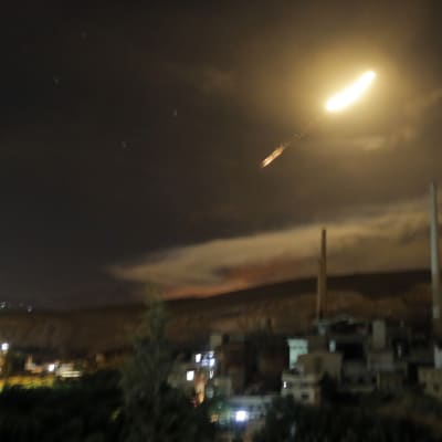 Syriska luftvärnsmissiler kan ses flyga över Damaskus.