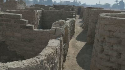 Murar i en nyupptäckt antik stad i Egypten