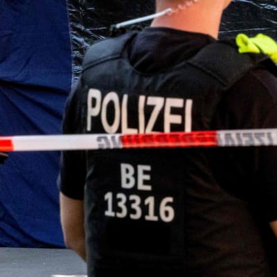 En grönskande park där det finns poliser, kriminaltekniker i vita skyddsdräkter och ett blått tält. Den georgiska medborgaren Zelimkhan Khangoshvili mördades i en park i Berlin den 23 augusti 2019.