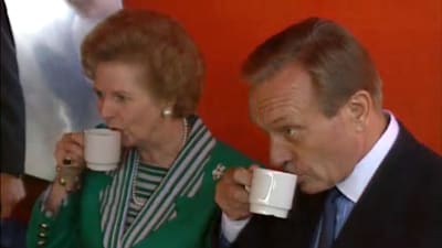 Margaret Thatcher dricker kaffe med Harri Holkeri 1990