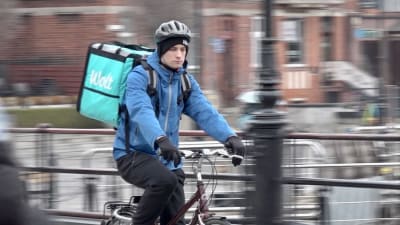 Maciek Lukas Piłasiewicz har hjälm på när han cyklar genom den polska staden Gdansk.
