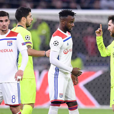 Lionel Messi heiluttaa sornea Lyon-pelaajalle.