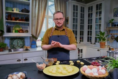 Kokki Oskar Mendelin pyörittää perunapyöryköitä
