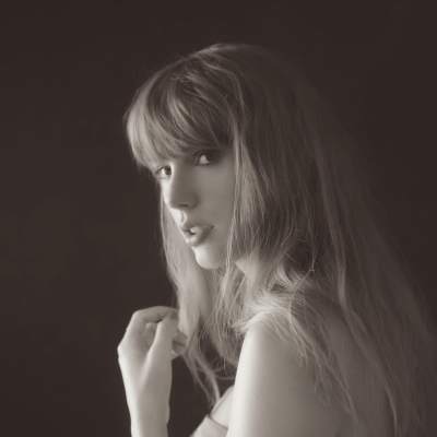 Porträtt av Taylor Swift, hon har en melankolisk min, munnen lite öppen.