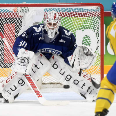 Kevin Lankinen räddar ett skott från svenska spelaren Anton Lander.