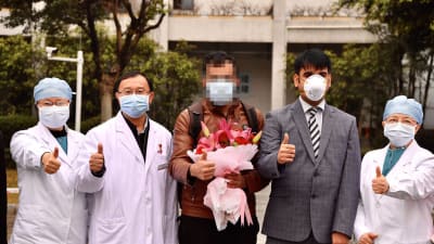 En pakistansk studerande som tillfrisknat från coronaviruset omgavs av sjukhuspersonal då han fick lämna ett sjukhus i Guangzhou, i södra Kina, på onsdagen. Enligt internationell statistik har ungefär 6 000 människor tillfrisknat från covid-19. 