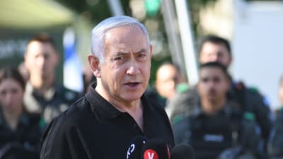 Bild på man som ser allvarlig ut. Mannen är Israels premiärminister Benjamin Netanyahu.