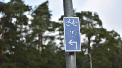 En blå skylt som visar att vägen är en del av en cykelled.