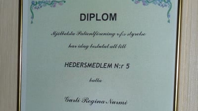Gurli Nurmi har ett diplom för sitt engagemang i Mjölbolsta patientförening