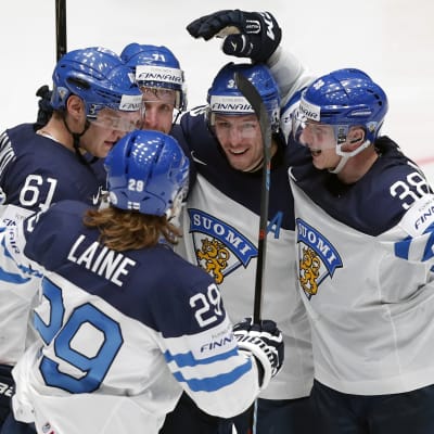 Finlands spelar firar över mål, ishockey-VM 2016.