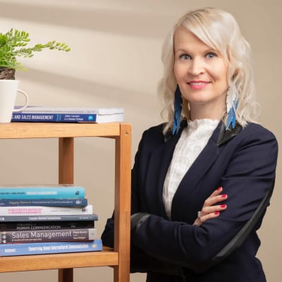 Myynnin ja asiakaskohtaamisten apulaisprofessori, viestintätieteiden tohtori Jonna Koponen.